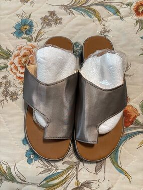 New Women’s size 7 sandals